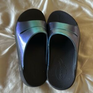 Oofos shoes fits size 8- 8-1-2